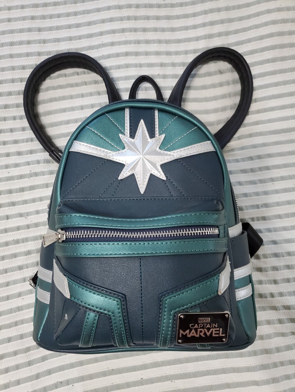 Captain Marvel Backpack - Picture 2 of 11